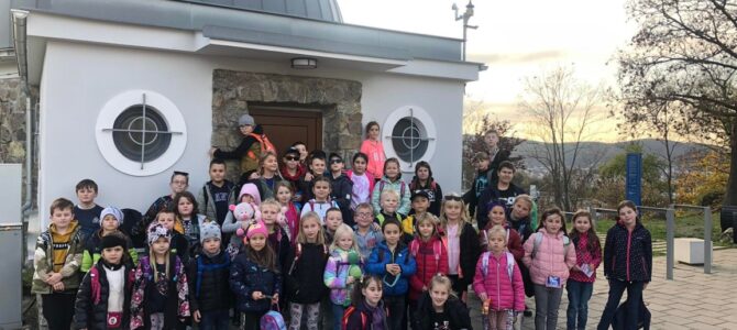 Děti ze školní družiny a klubu navštívily Planetárium Brno
